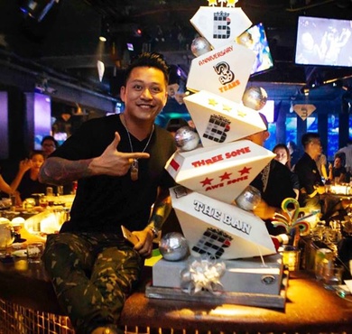 Chiếc bánh độc nhất vô nhị của Tuấn Hưng