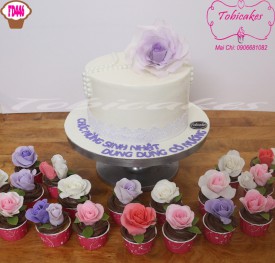 BÁNH SINH NHẬT TRANG TRÍ HOA HỒNG TÍM VÀ SET CUPCAKES HOA HỒNG