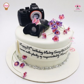 FD1618 - Bánh sinh nhật tạo hình máy ảnh và hoa thanh liễu
