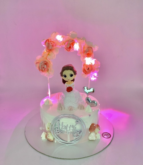 PK449 - Bánh sinh nhật hình công chúa trang trí cổng hoa đèn rực rỡ